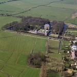 842200 Luchtfoto van kasteel Amerongen met het bijbehorende landschapspark (Drostestraat 20) te Amerongen, vanuit het ...